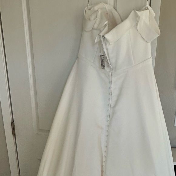 Elegant Off-Shoulder White Wedding Dress - Picture 6 of 9